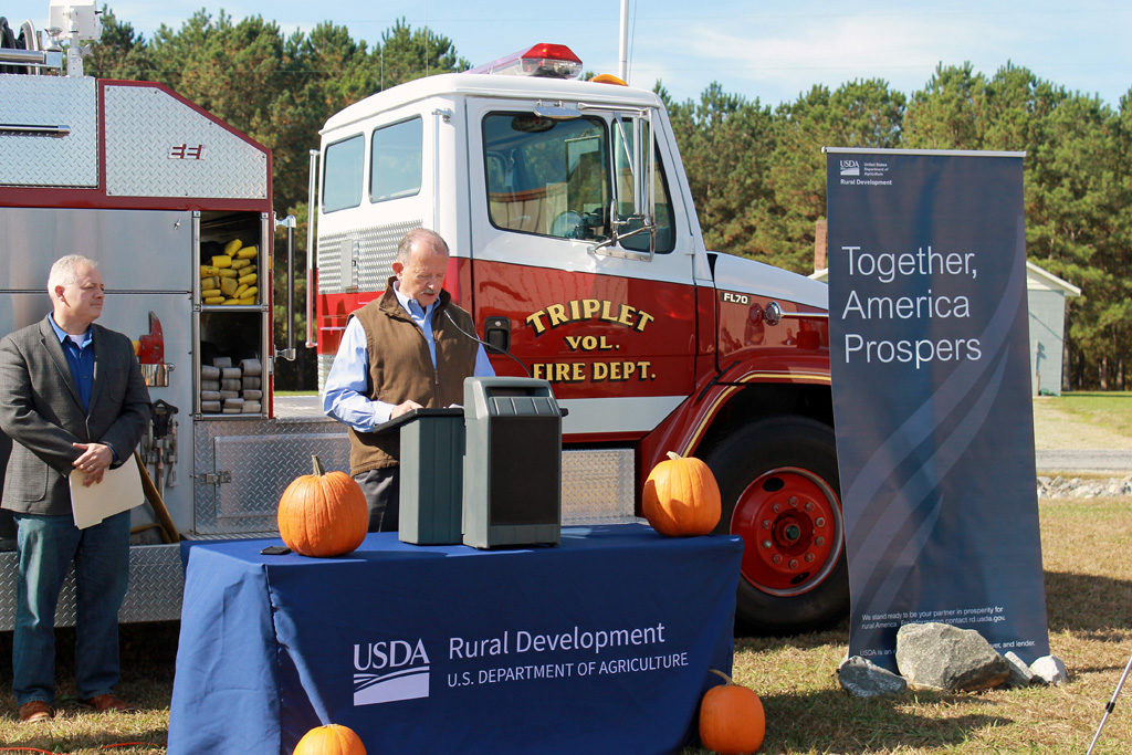 Donald LaVoy, USDA deputy undersecretary (right), announces a $3.8 million loan to MEC’s EMPOWER Broadband under the ReConnect program, as Rep. Denver Lee Riggleman III, R-Va. (left), looks on. (Photo By: Steven Johnson/VMDAEC)