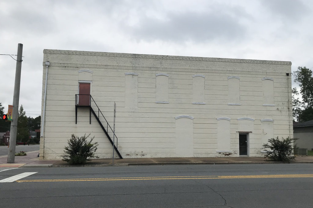 A blank wall on a vacant county building in Oglethorpe, Georgia, before a makeover made possible by a Flint Energies “Rural Murals” grant. (Photo Courtesy of Natalie Bradley)